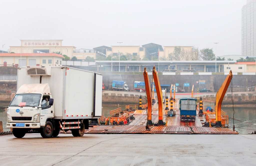Quảng Ninh: 925 tấn hàng đầu tiên xuất khẩu qua lối mở Cầu phao Km3+4 Hải Yên sau kỳ nghỉ Tết