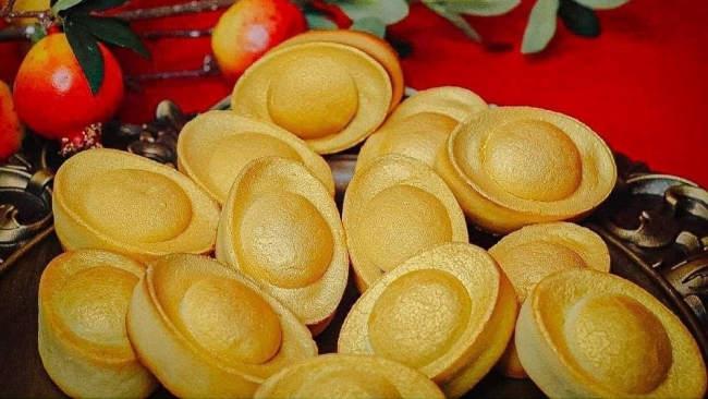 Bánh hình hũ vàng, thỏi vàng hút khách ngày vía Thần Tài
