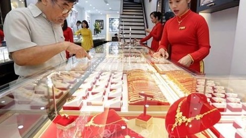 Gold price decreases on God of Wealth Day