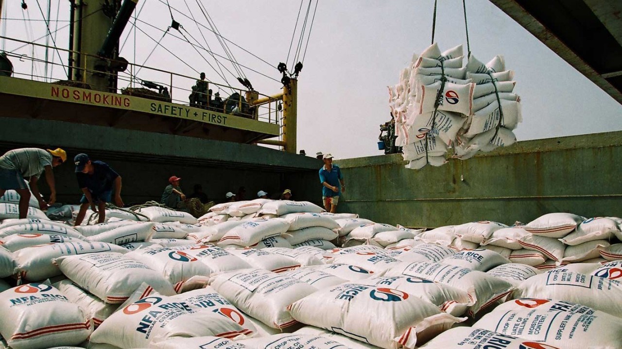 Ngày 20/2: Giá gạo xuất khẩu tăng, trong nước quay đầu giảm mạnh