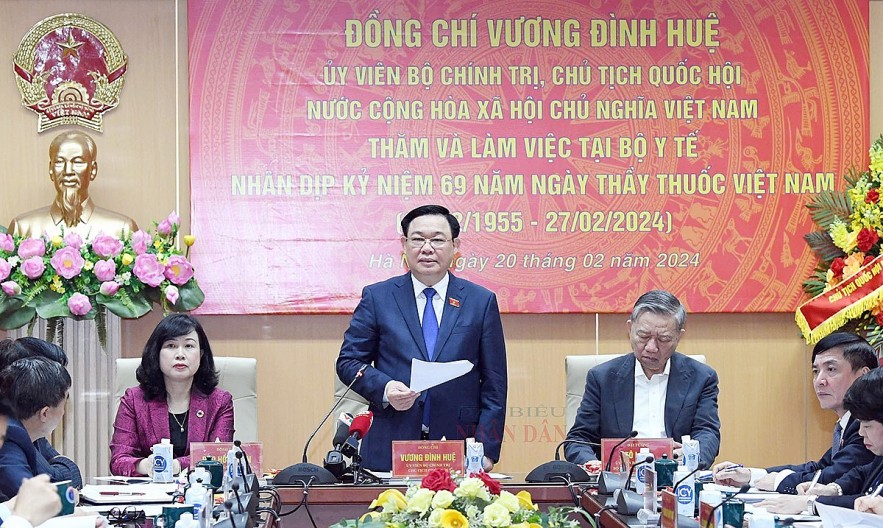 Chủ tịch Quốc hội Vương Đình Huệ làm việc với Bộ Y tế nhân kỷ niệm 69 năm Ngày Thầy thuốc Việt Nam