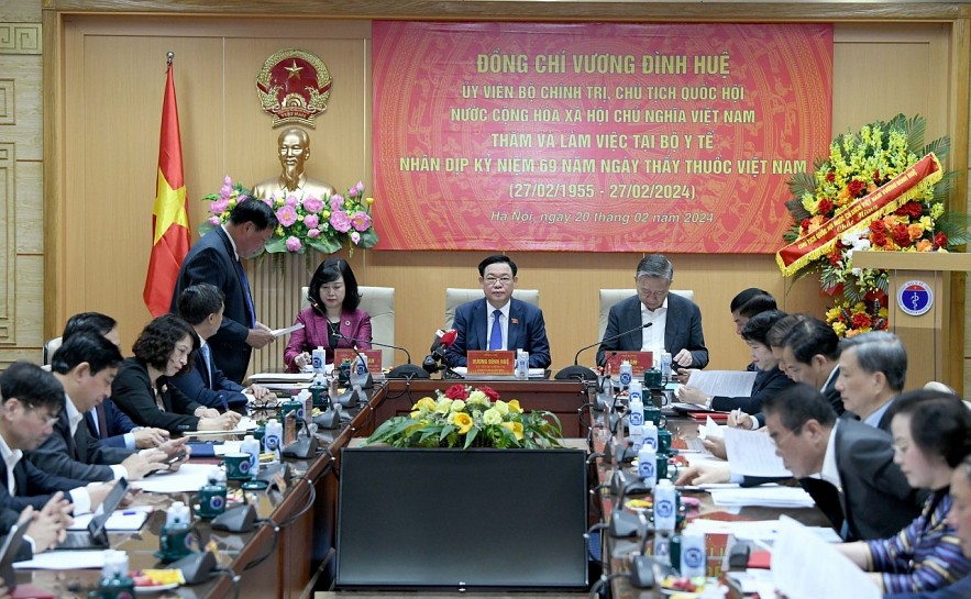 Chủ tịch Quốc hội Vương Đình Huệ làm việc với Bộ Y tế nhân kỷ niệm 69 năm Ngày Thầy thuốc Việt Nam