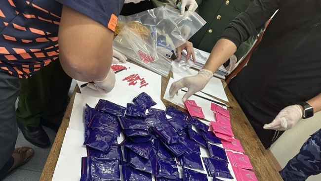 Phối hợp bắt vụ giao dịch hơn 11.000 viên ma túy tại Quảng Bình