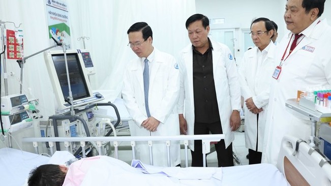 Chủ tịch nước thăm, chúc mừng ngày Thầy thuốc Việt Nam tại Bệnh viện Nhi đồng 1