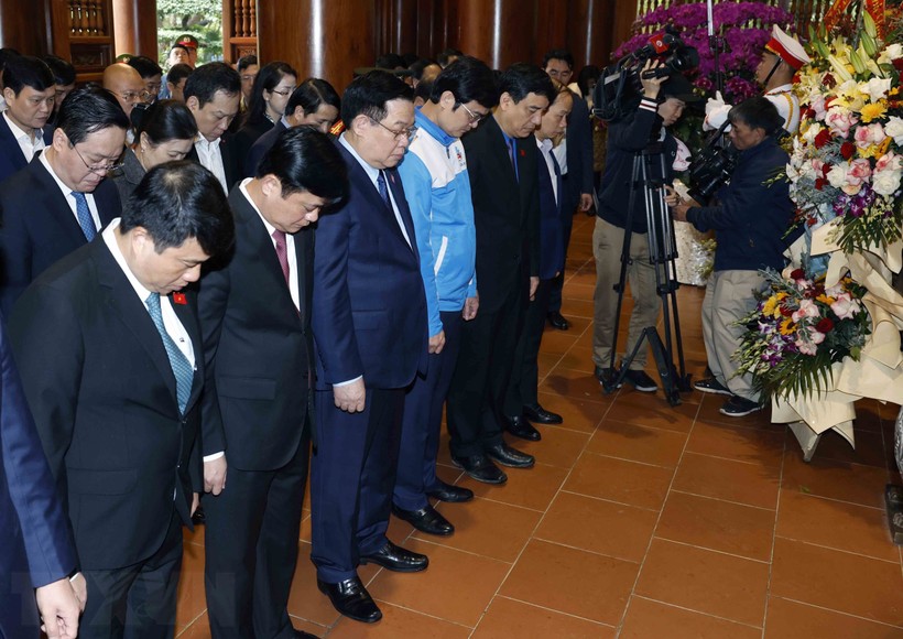Chủ tịch Quốc hội dâng hương tưởng nhớ Chủ tịch Hồ Chí Minh, liệt sỹ ở Nghệ An