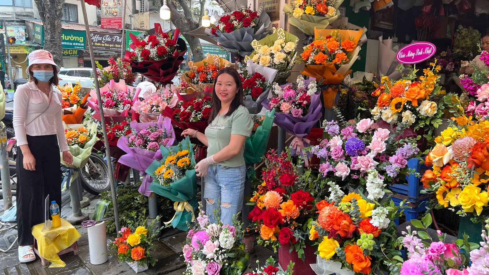 Thị trường hoa tươi đang nóng dần lên cận dịp lễ 20/10. (Ảnh: Minh Hiếu/Vietnam+)