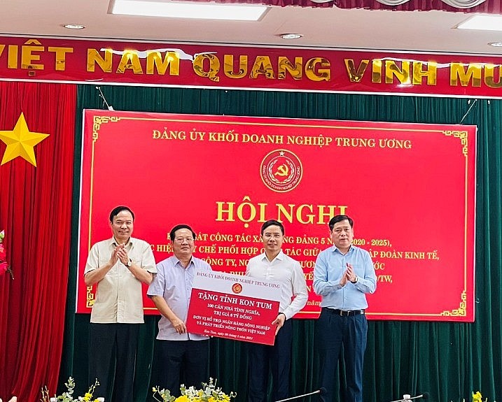 Agribank đồng hành, hỗ trợ trao tặng 100 căn nhà tình nghĩa cho người nghèo tỉnh Kon Tum
