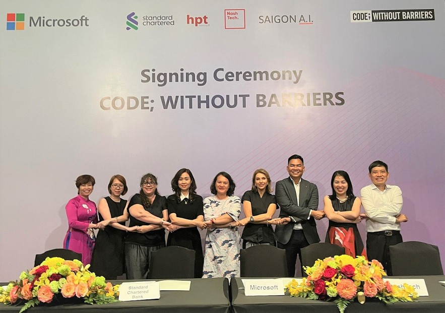 Standard Chartered và Microsoft hợp tác trao quyền cho phụ nữ trong lĩnh vực công nghệ