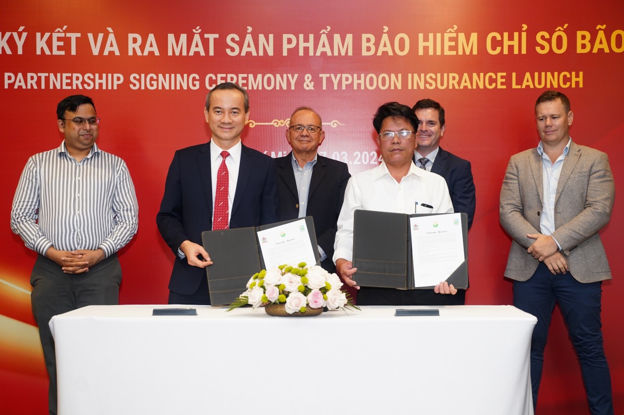 Đại diện bảo hiểm Bảo Minh ký hợp đồng với Hợp tác xã nông nghiệp Hiệp Thuận.