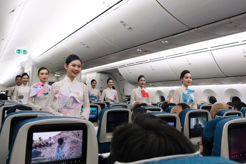 Vietnam Airlines tổ chức nhiều hoạt động ý nghĩa trên chuyến bay chào mừng ngày Quốc tế Phụ nữ 8/3