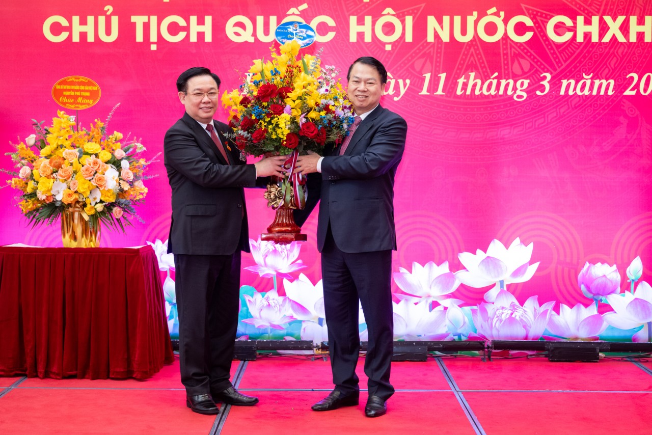 Trao Huy hiệu 40 năm tuổi Đảng cho Chủ tịch Quốc hội Vương Đình Huệ