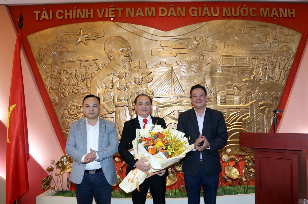Trao tặng Huy hiệu 30 năm tuổi Đảng cho đảng viên Chi bộ Văn phòng Đảng ủy Bộ Tài chính