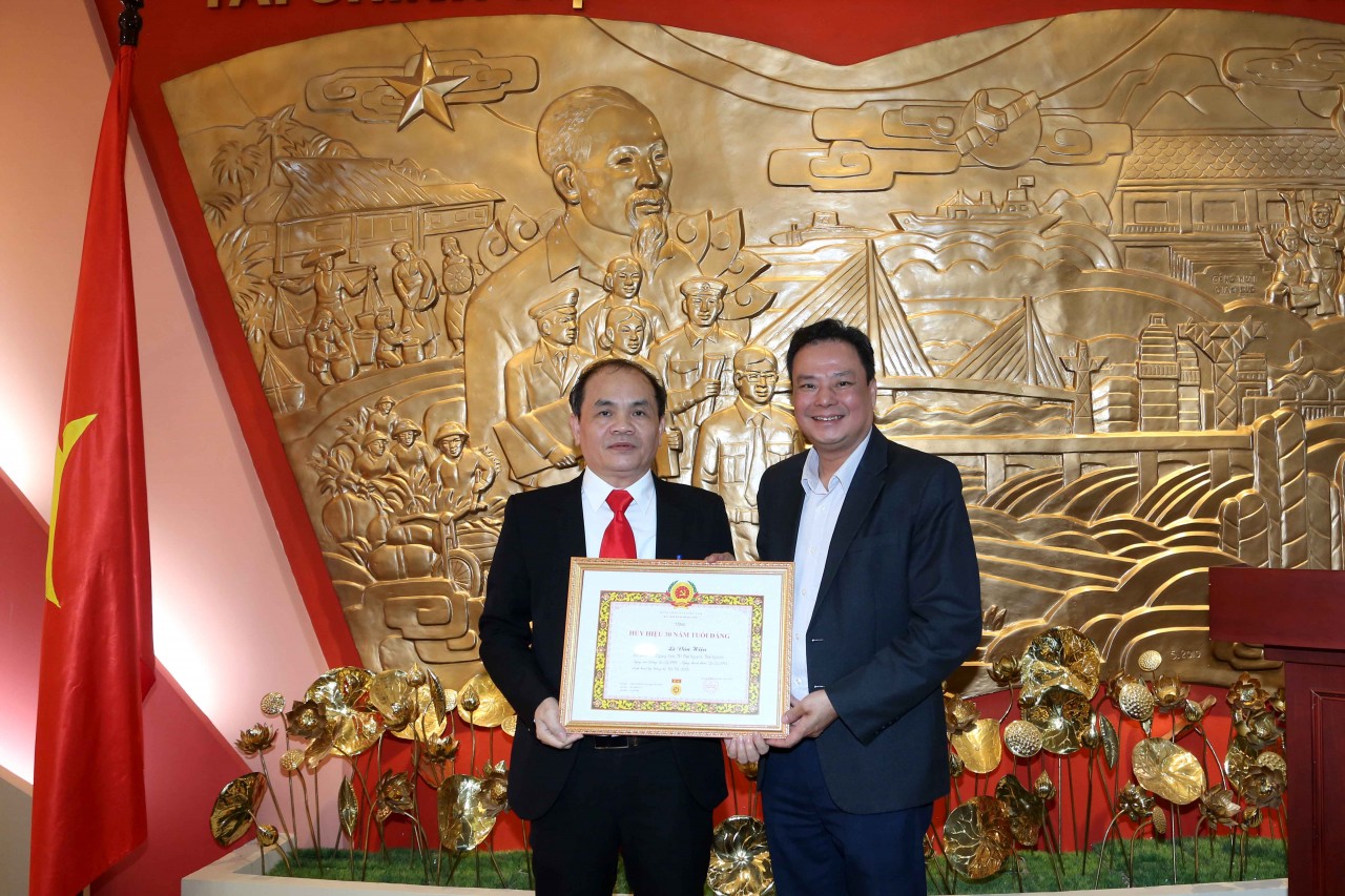 Lễ trao tặng Huy hiệu 30 năm tuổi Đảng cho đảng viên Chi bộ Văn phòng Đảng ủy Bộ Tài chính