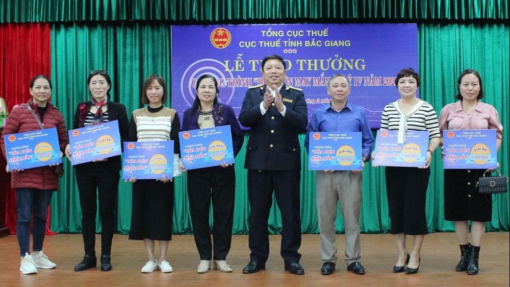 Bắc Giang: 15 cá nhân nhận thưởng của chương trình hóa đơn may mắn