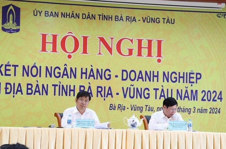 Ông Lê Ngọc Khánh - Phó Chủ tịch UBND tỉnh Bà Rịa - Vũng Tàu (bên trái) tại hội nghị kết nối ngân hàng với các doanh nghiệp trên địa bàn. Ảnh: Việt Dũng.