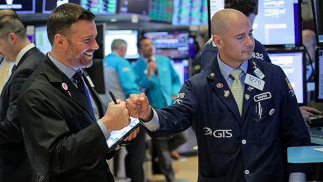 Chứng khoán Mỹ chốt phiên cao kỷ lục, Dow Jones tăng 400 điểm