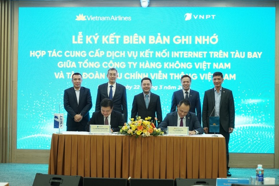 Vietnam Airlines và VNPT hợp tác phát triển dịch vụ kết nối internet trên máy bay
