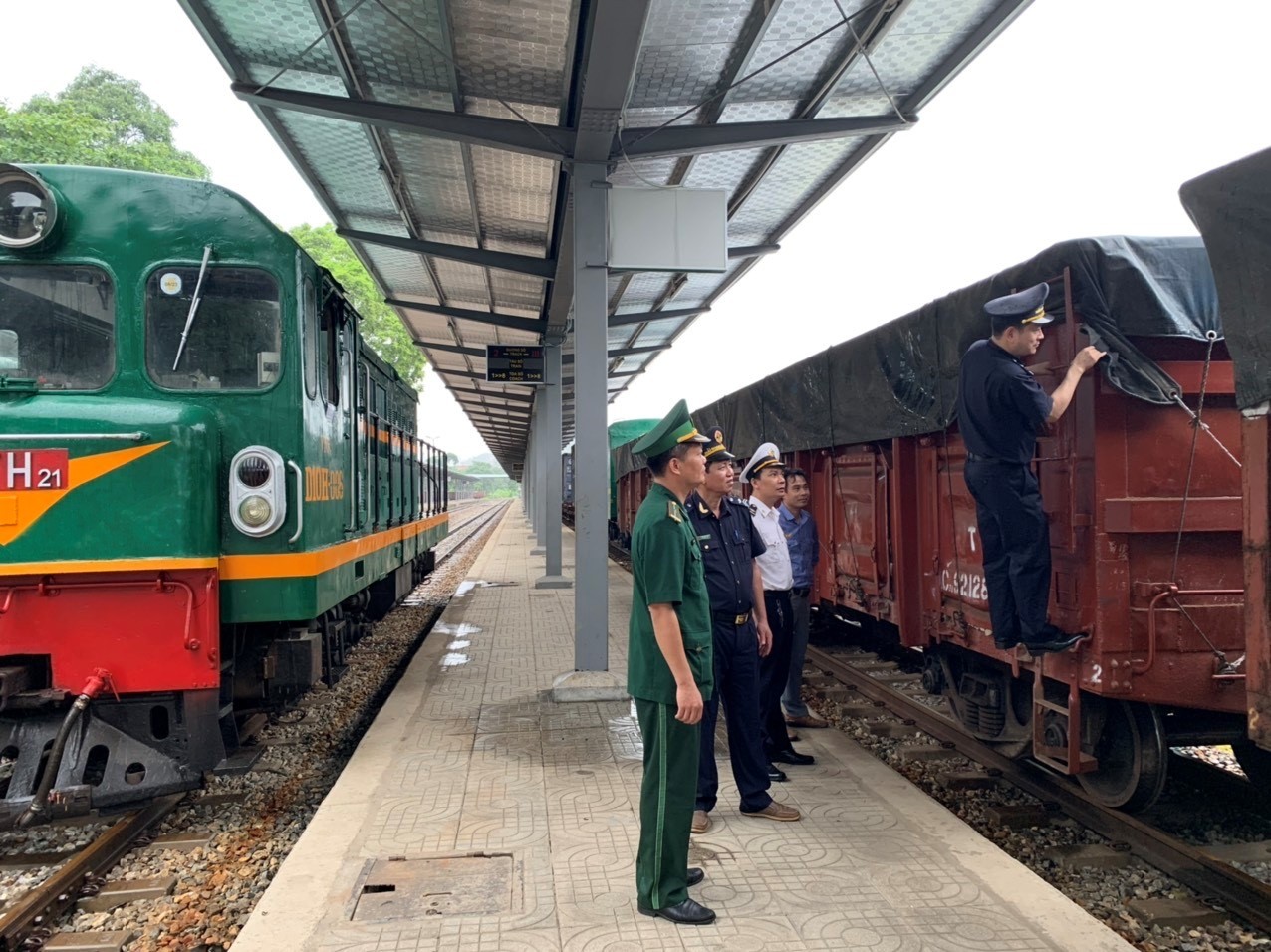 Hoạt động phối hợp kiểm tra hàng hóa xuất nhập khẩu tại Chi cục Hải quan Ga đường sắt quốc tế Lào Cai.