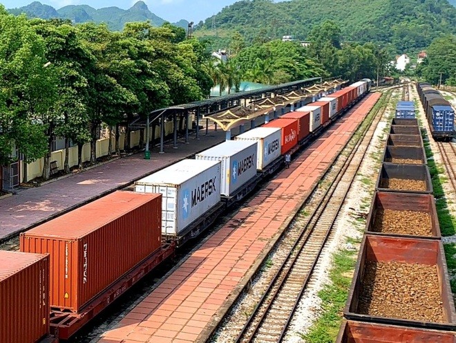 Trong bối cảnh đường bộ có nhiều hạn chế thì đường sắt đang là một hướng đi cần lưu tâm cho hoạt động xuất nhập khẩu.