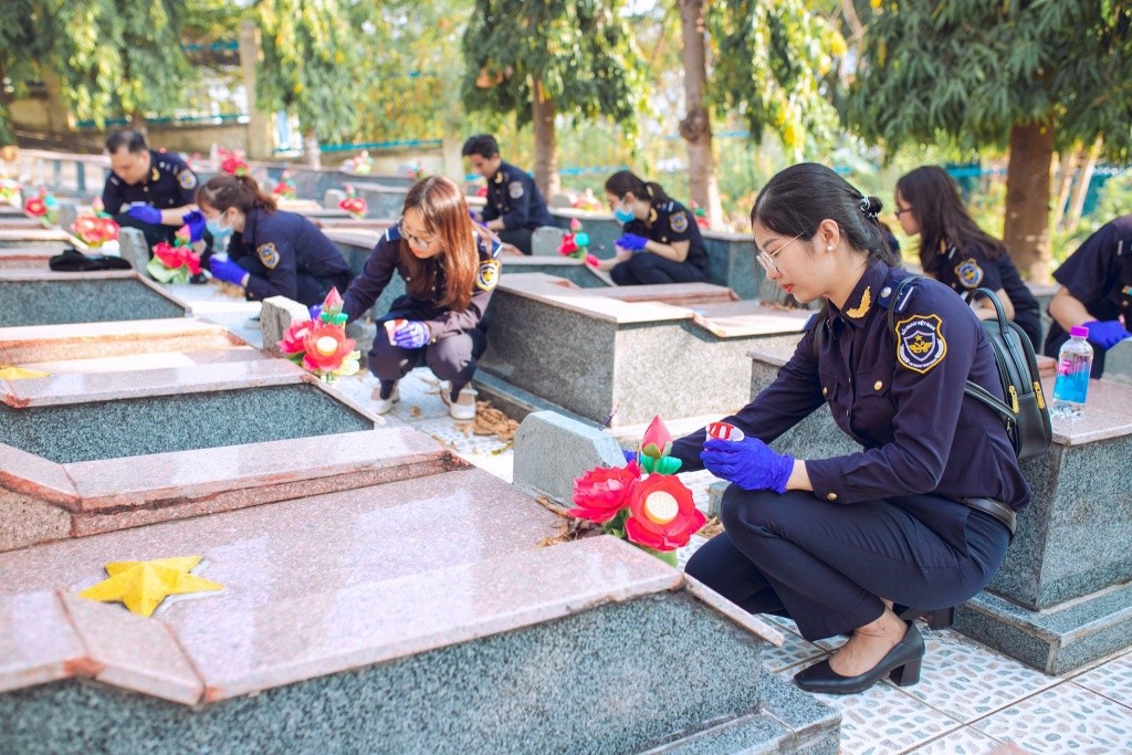 Toàn bộ thông tin trên bia mộ liệt sỹ trong Nghĩa trang Hòn Dung được sơn mới