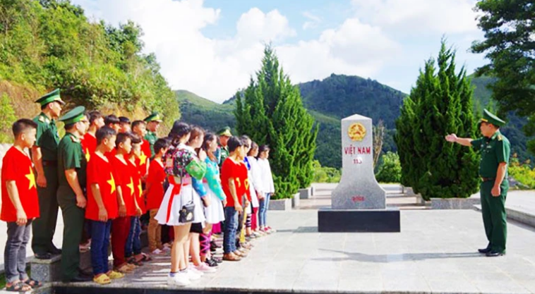 Kiên quyết đấu tranh với các quan điểm sai trái, thù địch Kiên quyết đấu tranh với các quan điểm sai trái, thù địch