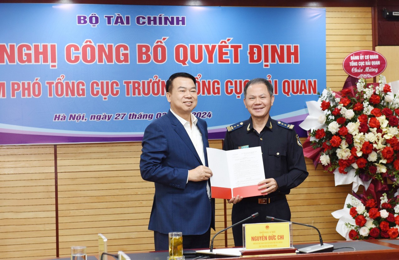 Thứ trưởng Nguyễn Đức Chi (bên trái) trao Quyết định bổ nhiệm ông Đinh Ngọc Thắng. Ảnh: Đỗ Phòng.