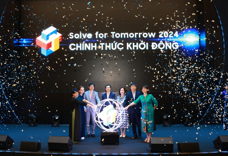 Các đại biểu thực hiện nghi thức khởi động cuộc thi Solve for Tomorrow 2024 - Ảnh: Nguyễn Đức.