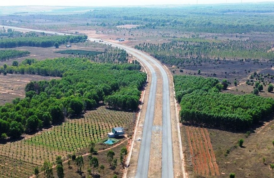 Một đoạn tuyến đường Hàm Kiệm - Tiến Thành chưa hoàn thiện. Ảnh Việt Dũng