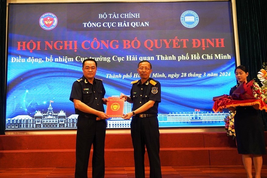 Tân Cục trưởng Cục Hải quan TP. Hồ Chí Minh tiếp nhận quyết định bổ nhiệm từ Tổng Cục trưởng Tổng cục Hải quan Nguyễn Văn Cẩn. Ảnh: Đỗ Doãn