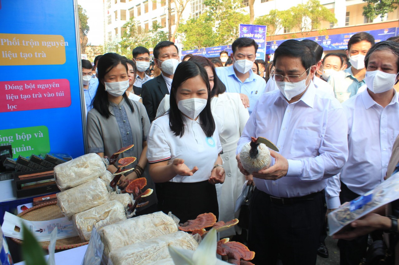 Thủ tướng Phạm Minh Chính đến thăm gian hàng Nấm Lim xanh do TS.Nguyễn Thị Hồng Gấm cùng các sinh viên trường Đại học Lâm nghiệp nghiên cứu trong bối cảnh dịch Covid-19.