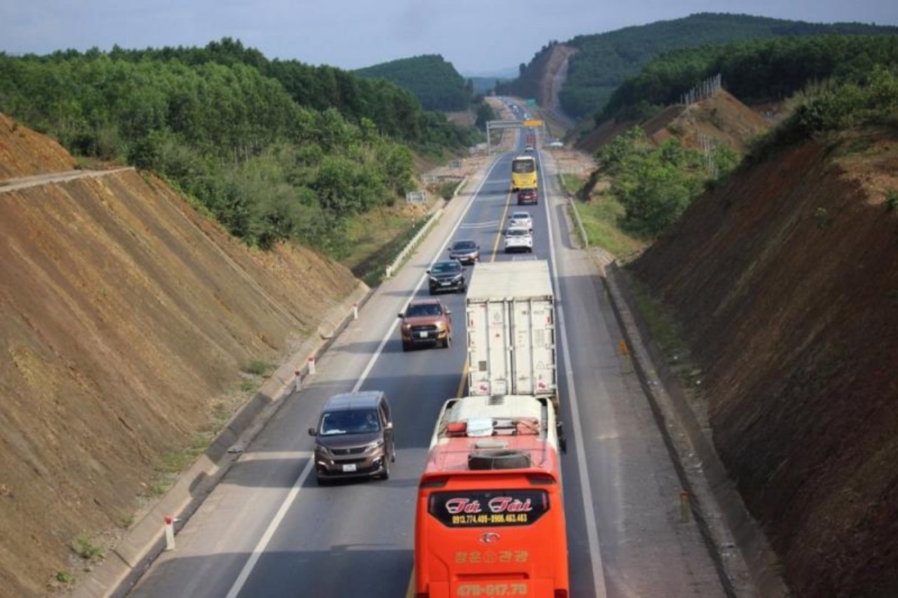 Từ 6 giờ ngày 4/4: Xe khách trên 30 chỗ, xe tải bị cấm vào Cao tốc Cam Lộ - La Sơn