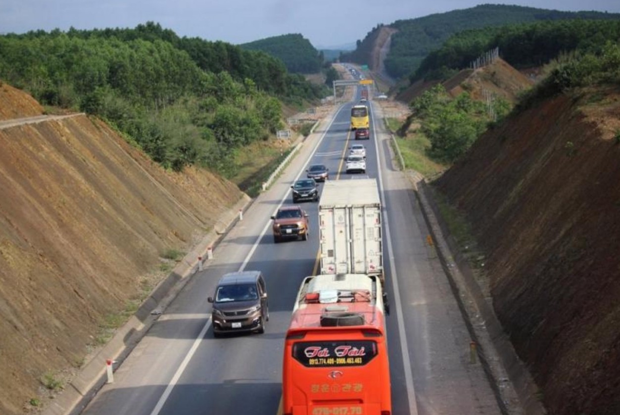 Từ 6 giờ ngày 4/4: Xe khách trên 30 chỗ, xe tải bị cấm vào Cao tốc Cam Lộ - La Sơn