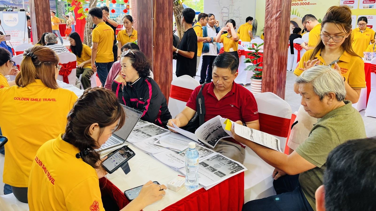 Người dân 'đội nắng' săn tour giảm giá tại Ngày hội Du lịch TP. Hồ Chí Minh