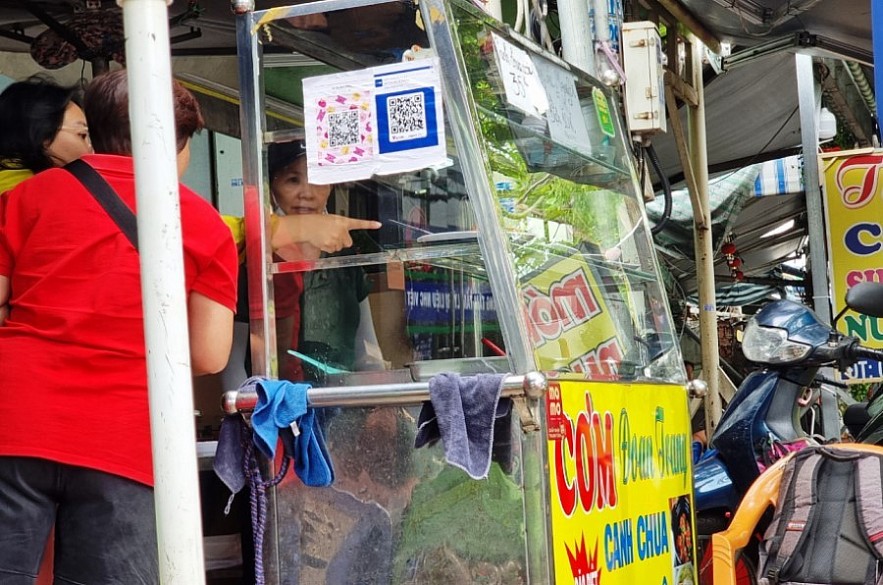 Thanh toán không tiền mặt đang ngày càng trở nên phổ biến ở TP. Hồ Chí Minh, kể cả các quán cơm ''vỉa hè''. Ảnh: Đỗ Doãn