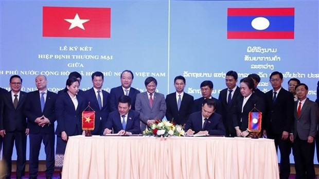 Viet Nam, Laos sign new trade agreement