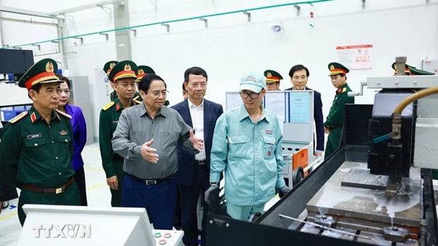 PM looks into Viettel high-tech defence industry operations
