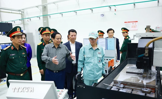 PM looks into Viettel high-tech defence industry operations hinh anh 2