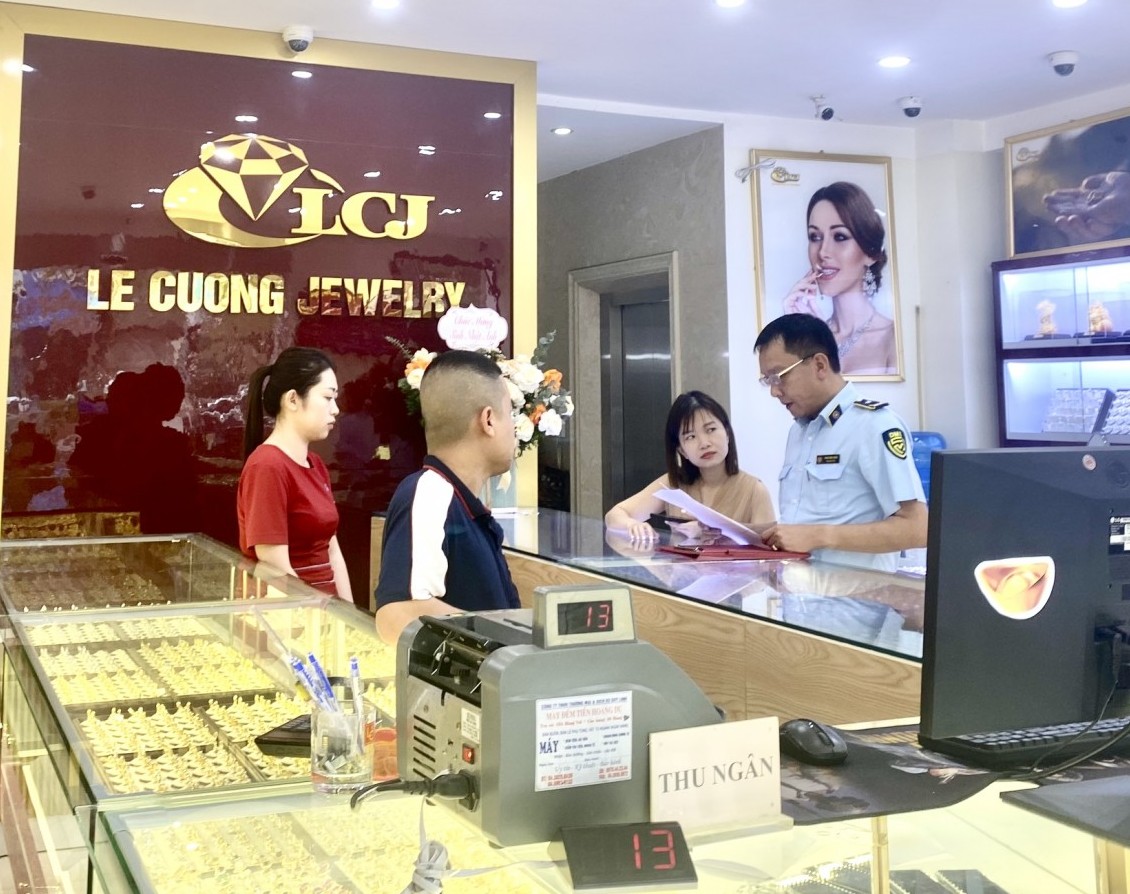 Quảng Ninh: Một doanh nghiệp có dấu hiệu buôn bán vàng trang sức giả nhãn hiệu Chanel, Louis Vuitton