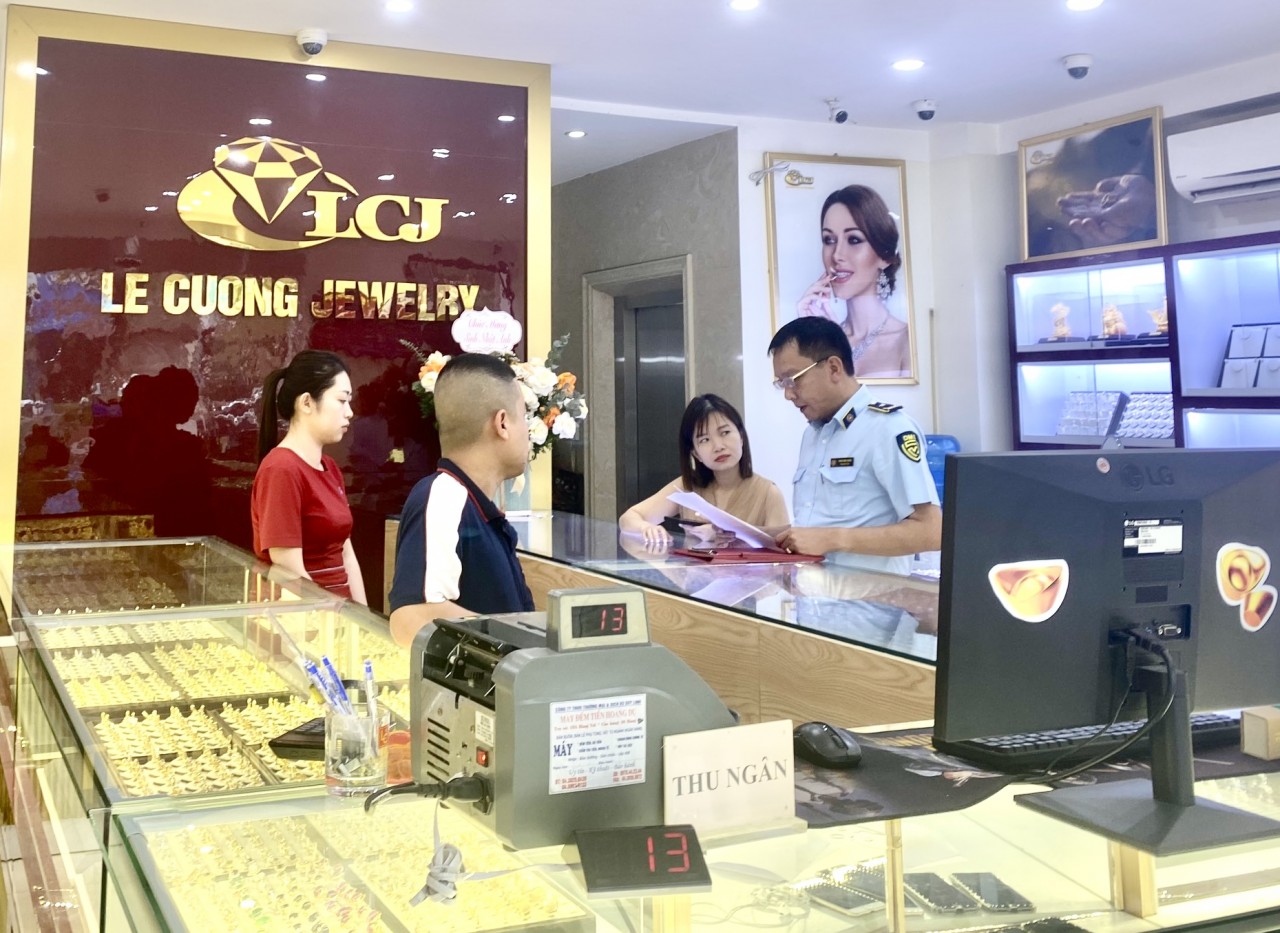 Quảng Ninh: Một doanh nghiệp có dấu hiệu buôn bán vàng trang sức giả nhãn hiệu Chanel, Louis Vuitton