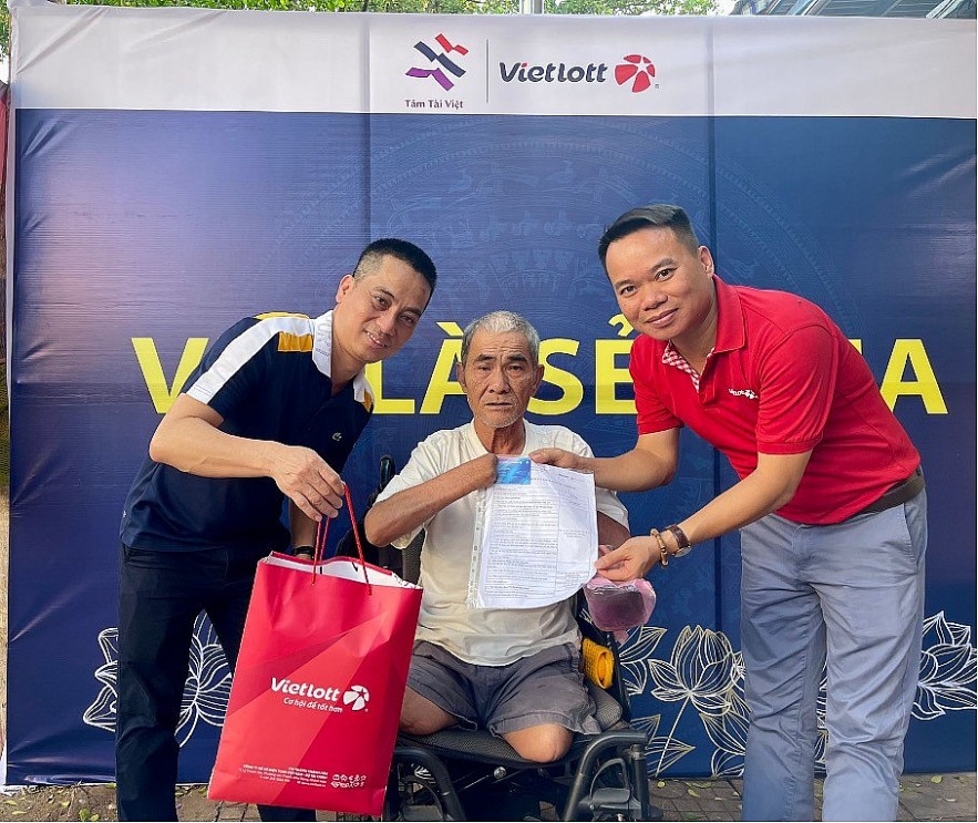 Quỹ Tâm Tài Việt và Vietlott trao tặng bảo hiểm sức khỏe đến người phân phối xổ số tại Đăk Lăk và Đà Nẵng