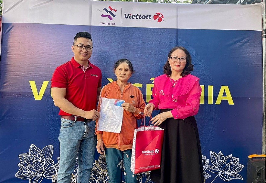 Quỹ Tâm Tài Việt và Vietlott trao tặng bảo hiểm sức khỏe đến người phân phối xổ số tại Đăk Lăk và Đà Nẵng