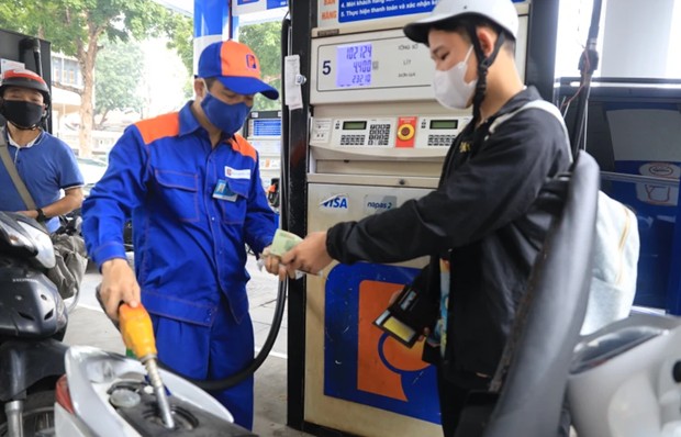 Petrol prices see mixed changes, oil prices up