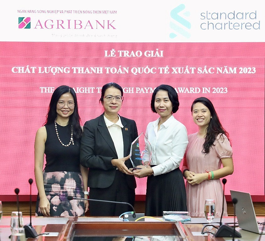 Agribank nhận giải Chất lượng thanh toán xuất sắc năm 2023 do Ngân hàng Standard Chartered trao tặng