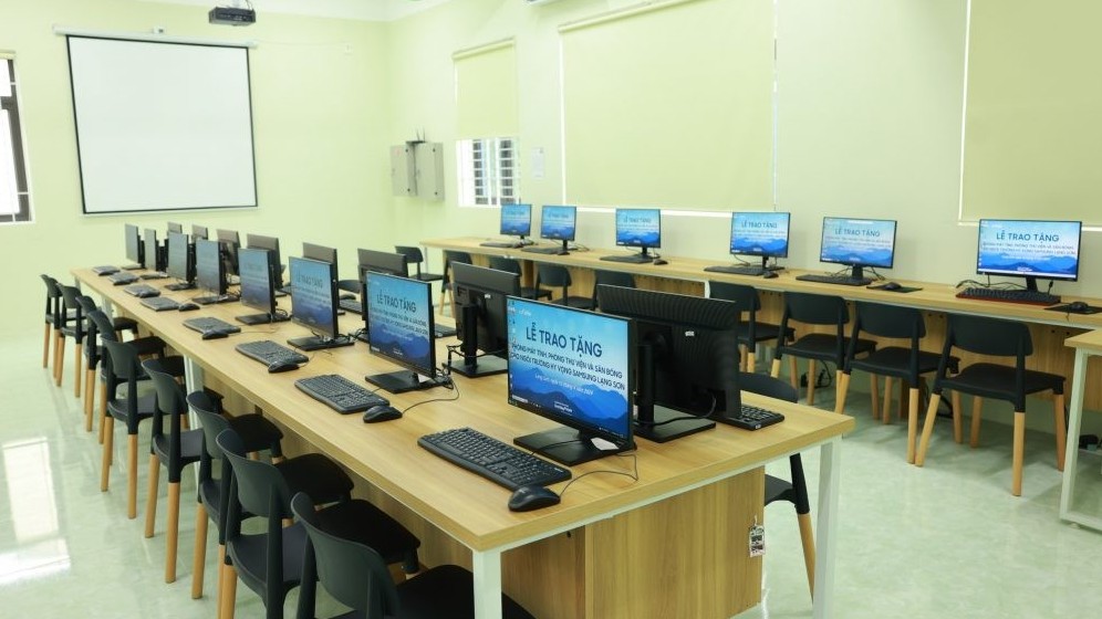 Tặng trang thiết bị cho học sinh Ngôi trường Hy vọng Samsung Lạng Sơn