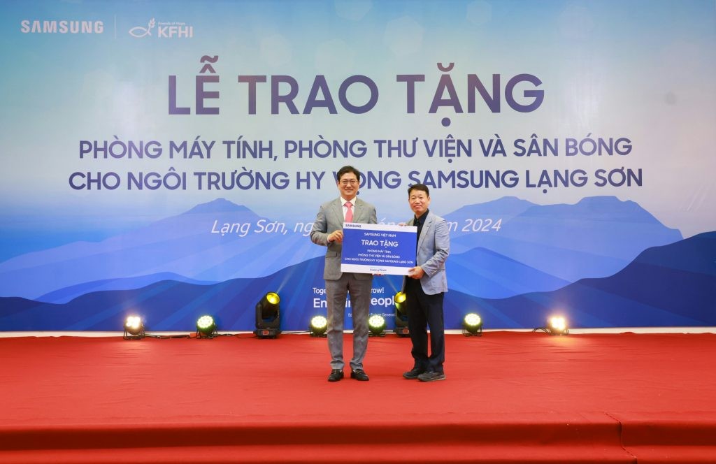 Ông Kim Yong Sup, Phó Tổng Giám đốc Samsung Việt Nam (trái) trao tặng các hạng mục cơ sở vật chất cho đại diện trường Samsung Hope School.