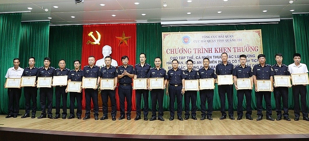 Lãnh đạo Cục Hải quan Quảng Trị trao Giấy khen cho 1 tập thể và 17 cá nhân.