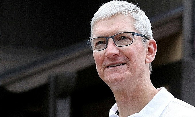 Apple CEO Tim Cook arrives in Vietnam