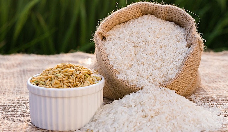 Ngày 16/4: Giá gạo điều chỉnh tăng 150 - 250 đồng/kg, lúa giữ ổn định