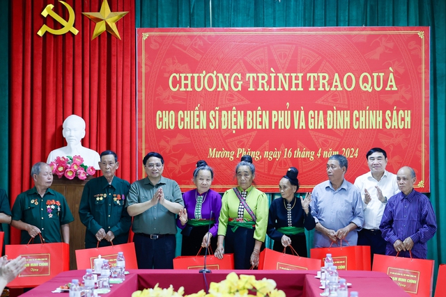 Thủ tướng Phạm Minh Chính dâng hương Đại tướng Võ Nguyên Giáp và tri ân những người làm nên Chiến thắng Điện Biên Phủ- Ảnh 9.