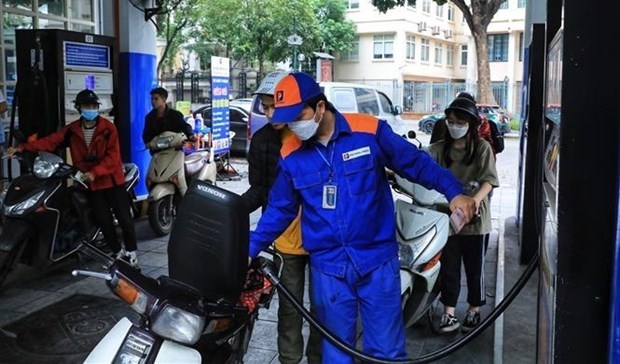Petrol prices increase slightly on April 17 hinh anh 1
